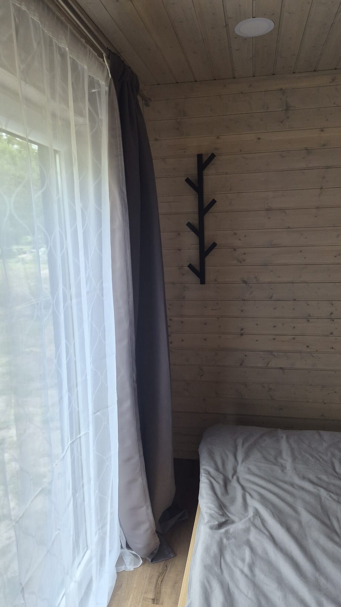 Namiņa guļamistaba ar lielu logu